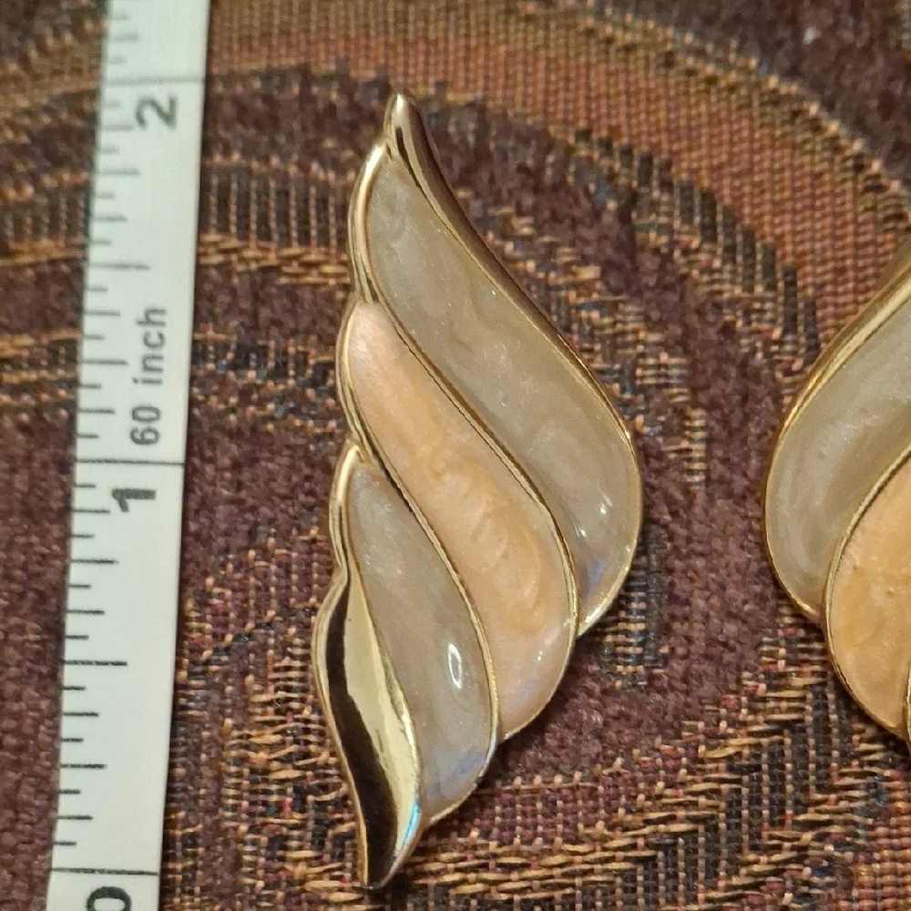 Elegant Gold and Cream Swirl Earrings